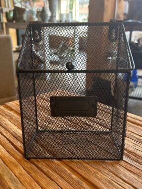 Metal wall storage basket